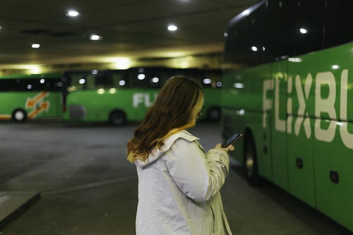 Cette grotte, où la lumière du jour ne pénètre pas, est pourtant la plus grande gare routière de France et l’une des plus fréquentées d’Europe.