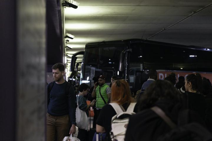 Dans la gare : le bruit incessant des moteurs et des radars de recul