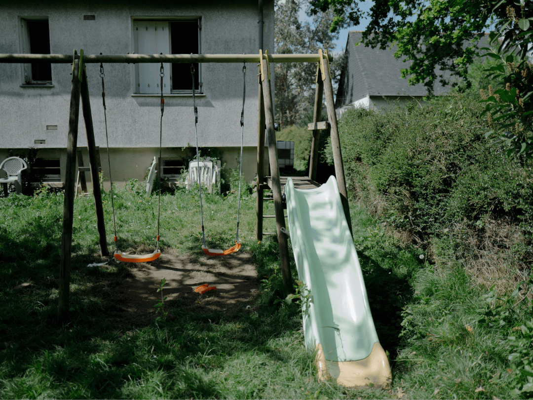 Christophe est l’heureux détenteur de la seule balançoire du square