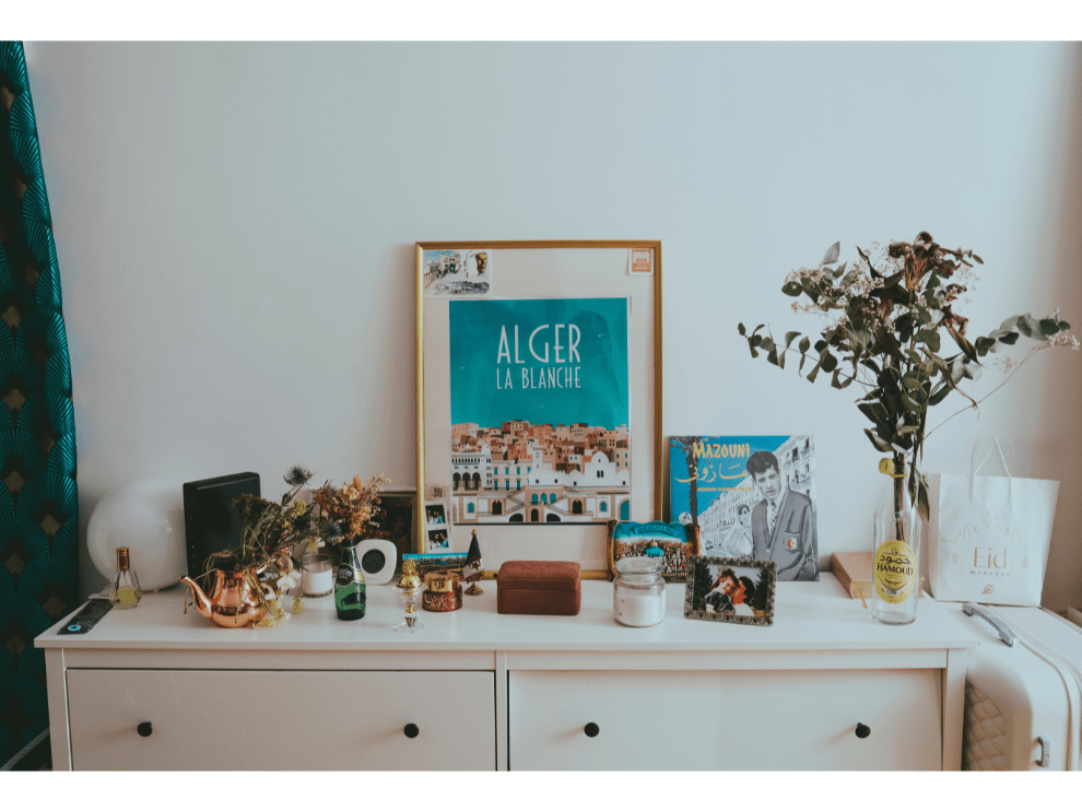 « Je me suis sentie à la maison tout de suite », s’exclame Sarah, la Franco-algérienne de 34 ans, à propos de son voyage initiatique de 2018. « Je me baladais dans le village avec mon père et découvrais de nouveaux membres de ma famille. »