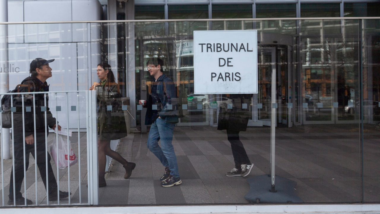 « Je referais la même chose » : un policier condamné après avoir cassé deux côtes à un homme ivre menotté