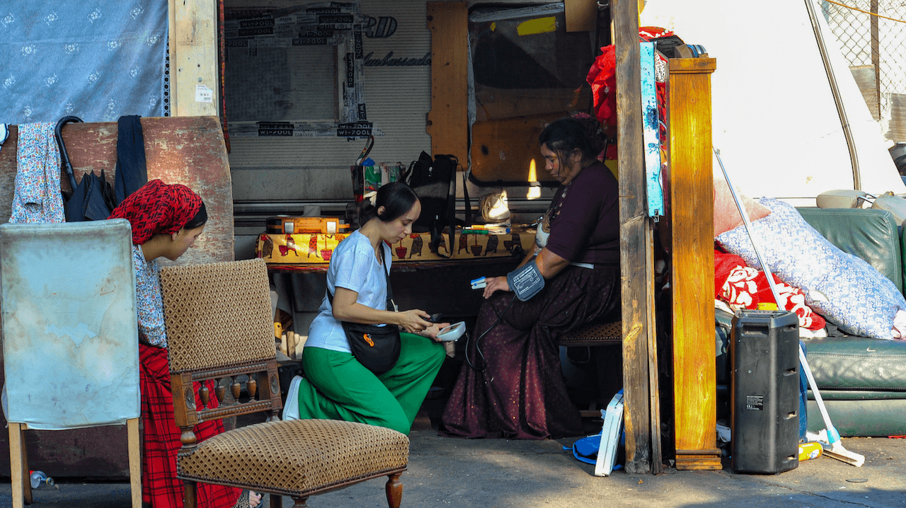 À Marseille, une équipe d'infirmiers vient en aide aux plus précaires