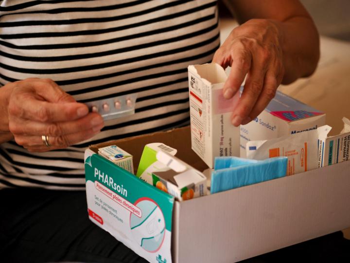 « Nos missions sont très variées. Ça peut aller d’une simple prise de tension à la remise de traitement, en passant par des soins d’hygiène ou bien le suivi d’une blessure », explique Elsa.