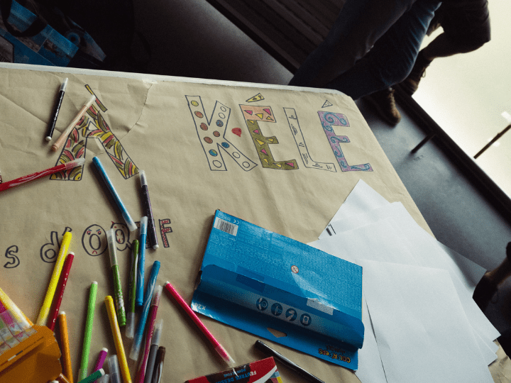 Lors de la soirée de soutien à Kélé, des enfants dessinent son nom au coin des tables
