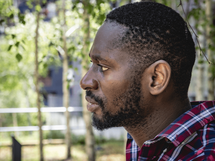 Né en Guinée, Kélé vie depuis dix ans en France où il a mené ses études et construit une vie sociale épanouie. Malgré ces faits, l’État cherche à le renvoyer dans un pays où il n’a plus aucun lien