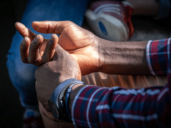 En parlant, Kélé se tord nerveusement les mains et jette des regards anxieux à droite et à gauche