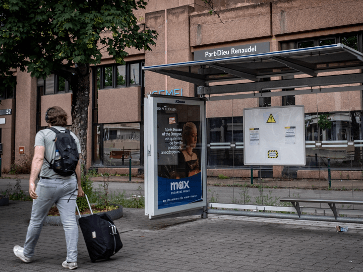 C’est sous un de ces arrêts de bus de la Part-Dieu que l’adolescent s’est retrouvé livré à lui-même, un soir de février 2014. Il n’a plus jamais entendu parler de l’homme qui l’a fait venir en France
