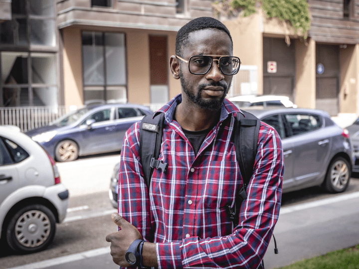 Kélé ne sait pas ce que sont devenus son père, sa mère et ses frère et sœur restés à Kindia. Quand il croise quelqu’un qui se rend en Guinée, il lui demande de se renseigner