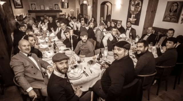 Son association Palatinu, d’abord discrète, se fait remarquer après la publication de clichés pris durant un banquet en Corse-du-Sud, sur lesquels une cinquantaine de membres posent en costume et béret façon « Peaky Blinders »