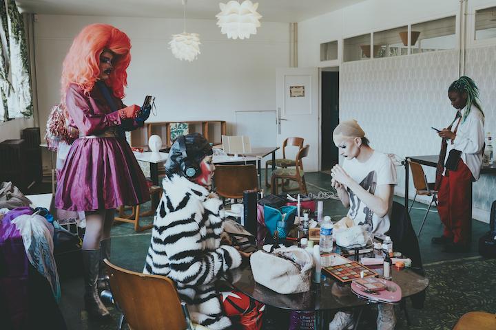 En coulisses, Ghost presse gentiment une baby drag qui n’a pas fini de mettre ses faux ongles