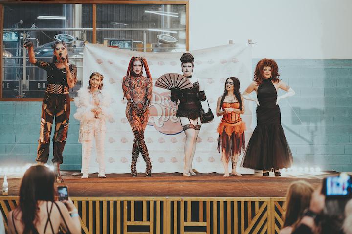 Sur scène, Ghost Elektra, coiffée d’une perruque bleu acier et sanglée dans une combinaison noire en résille, empresse son public à lâcher un billet pour ses performeuses