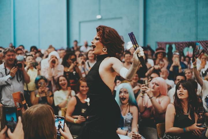 D’anciennes candidates dont la suissesse Moon la rejoigne sur scène pour l'inévitable show de clôture