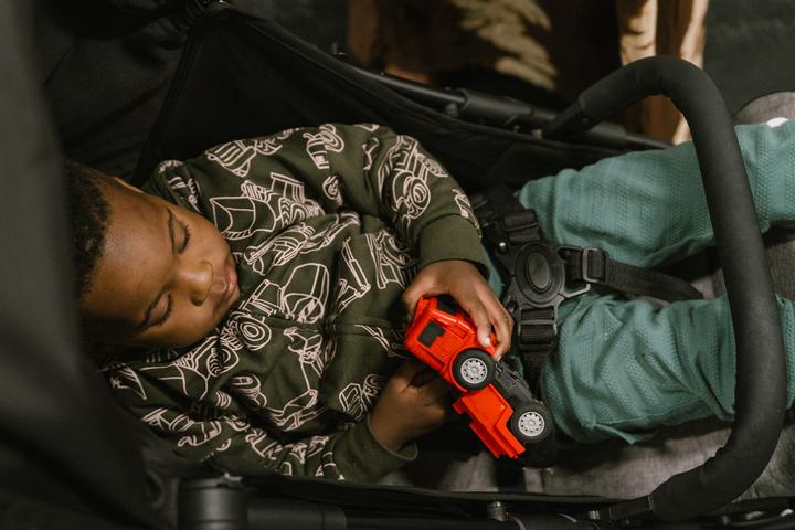 Son fils de 2 ans, Mohamed, s’amuse à lancer son camion miniature aux pieds d’inconnus