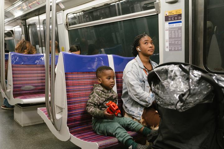 Le regard d’Aminata est fuyant, toujours tourné vers l’horizon. Chaque émotion se dissimule derrière un doux sourire, l’air de dire qu’elle en a vu d’autres