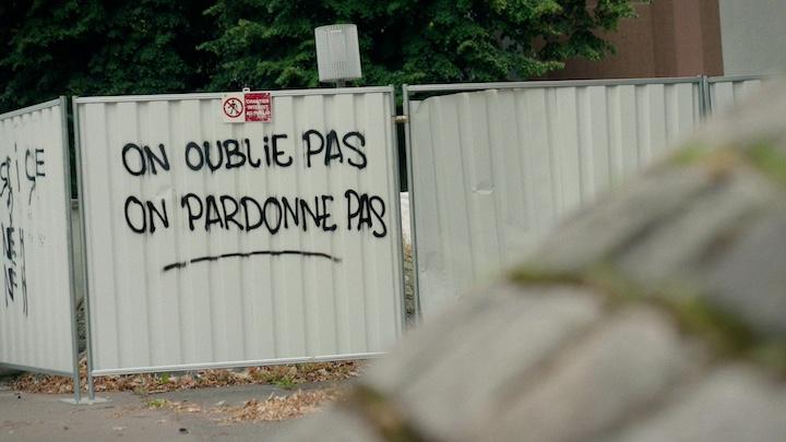 Clémence, 16 ans, a pris part aux révoltes de cet été et confie n’avoir « aucun regret ». La lycéenne passe souvent devant le poteau où s’est écrasée la voiture de Nahel
