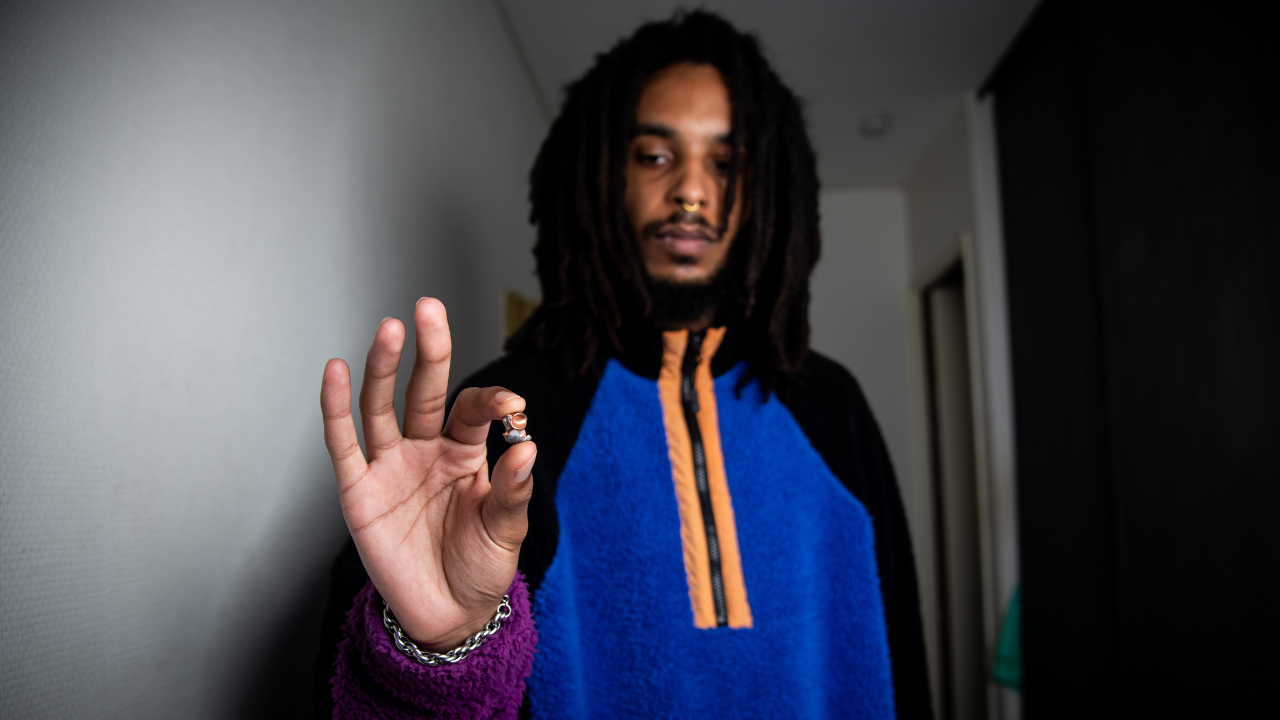 « Des policiers ont tiré un coup de feu chez moi et violenté ma famille »