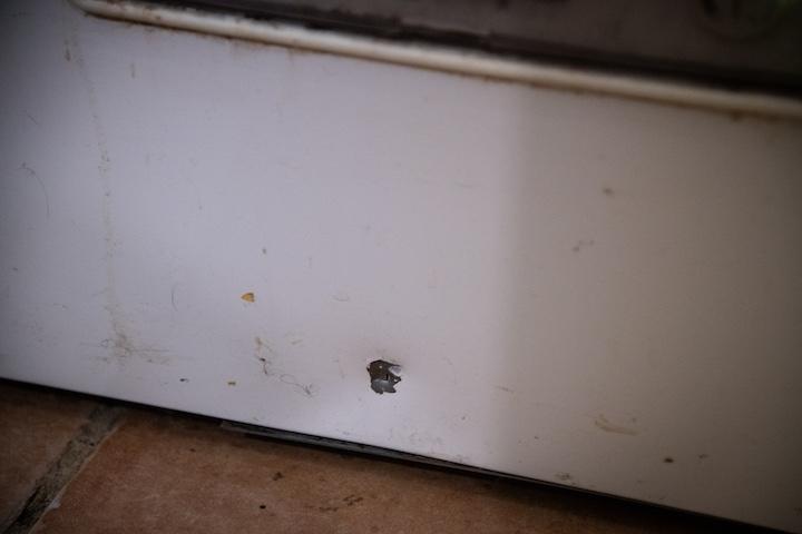 La balle finit par transpercer la porte de la cuisine