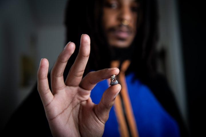 Un agent a tiré une balle dans leur logement