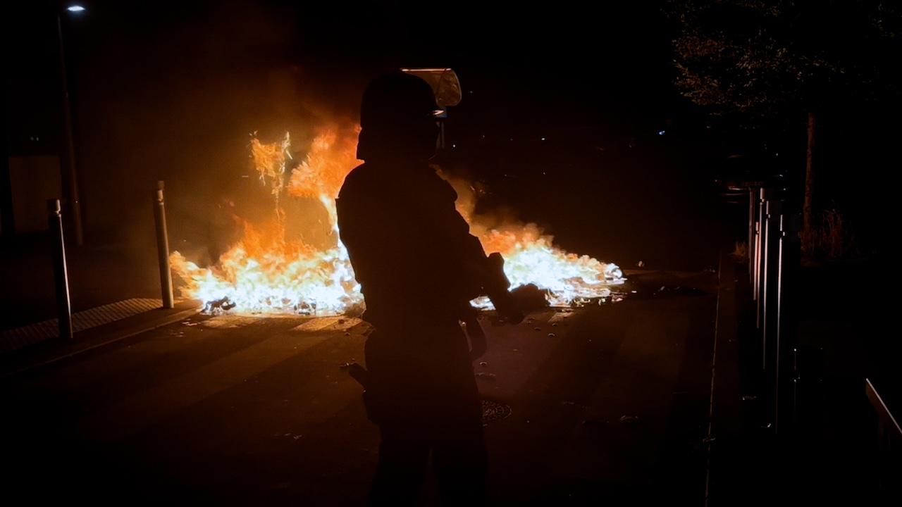 Un an après les émeutes, des policiers racontent leur désaccord sur le maintien de l’ordre