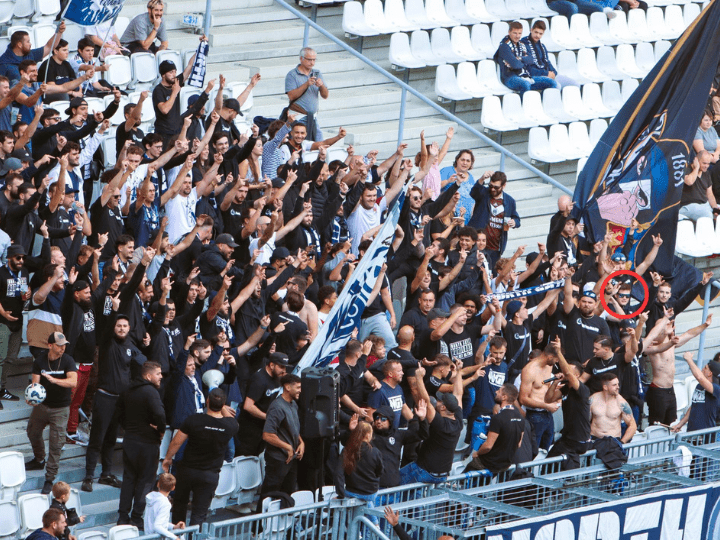 Lucas C. au cœur du groupe ultra lors du match de National 2 opposant les Girondins de Bordeaux aux Voltigeurs de Châteaubriant le 21 septembre dernier