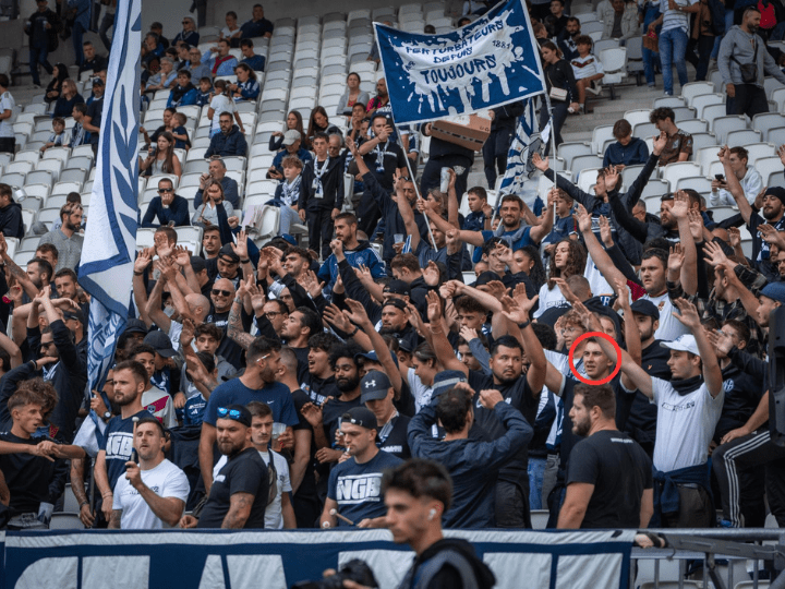 Arthur R. dans les rangs des North Gate Bordeaux lors du match du 21 septembre dernier. Il est entré chez les néofascistes aquitains via des entraînements aux sports de combat organisés dans les jardins publics de Bordeaux, avant de commencer à servir de porte-banderole pour le groupuscule courant 2023