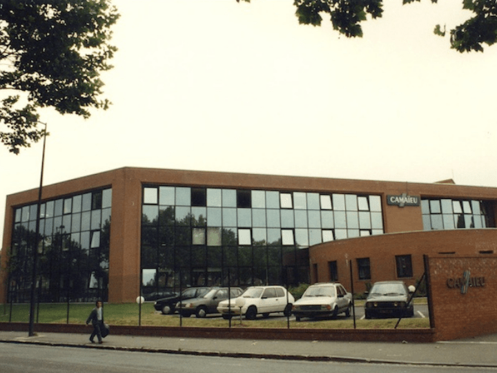 Aujourd’hui, les célèbres « mille cheminés » des manufactures ne fument plus et les lettres capitales des enseignes ont été retirées les unes après les autres des immeubles de brique rouge