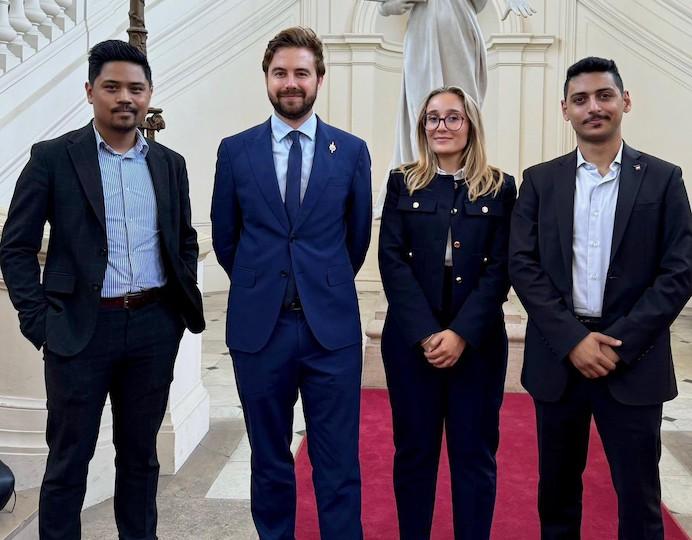 Début septembre 2024, le néo-député Rassemblement national (RN) des Bouches-du-Rhône Romain Tonussi pose sous les moulures de l’Assemblée nationale entouré de ses nouveaux collaborateurs parlementaires. À sa gauche, Ralph Atrach.