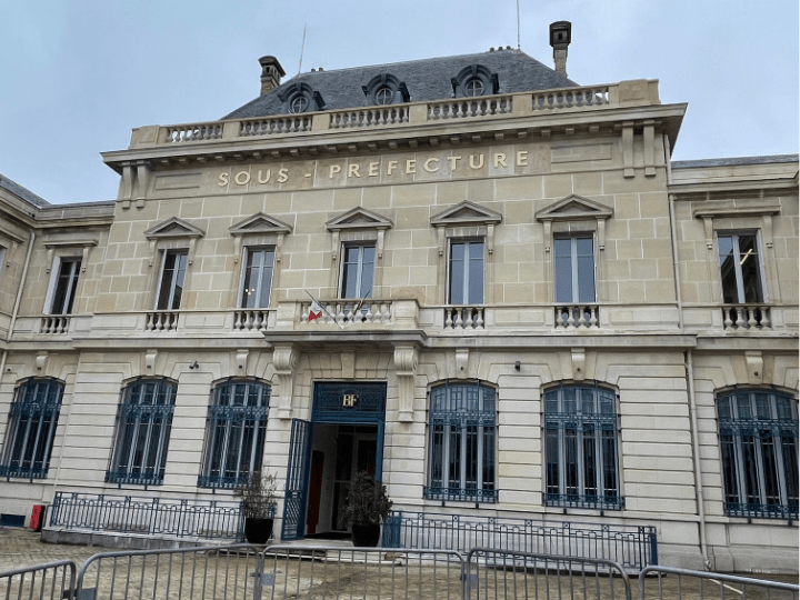 Chaque jour, des centaines de personnes s'agglutinent devant la préfecture