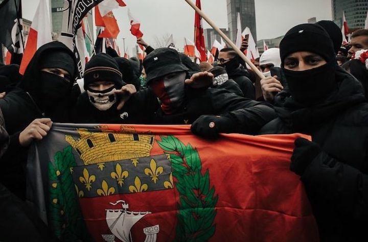 Vous avez remarqué le salut nazi au centre de l'image 