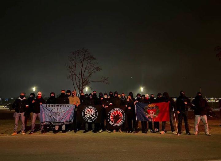 Sur la photo, une trentaine de militants d’extrême droite venus des quatre coins de la France posent derrière leurs drapeaux. Il y a des Niçois d’Aquila popularis, des Savoyards de l’Edelweiss, des Auvergnats de Clermont non-conforme, ou encore des Parisiens du Gud et leurs copains hooligans de la Jeunesse Boulogne.