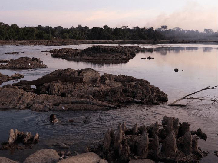 Le niveau de l'eau est si bas que des amas rocheux bloquent désormais le passage