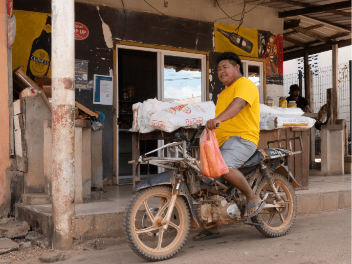 Charles Aloïke, au guidon de sa filong