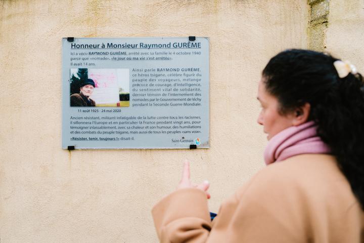 Lieu de vie pour ces gens du voyage, il est aussi un lieu d’hommage à leur ancêtre, Raymond Gurême, militant manouche, résistant et rescapé des camps. 