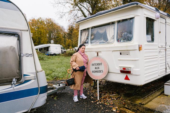 Alison, voisine et ancienne nomade aujourd'hui sédentarisée, était en train de débroussailler dehors quand les hélicos sont arrivés. Par réflexe, elle demande à ses enfants de courir pensant que « c’était la guerre »