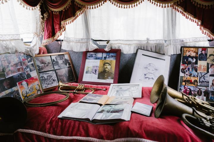 Une des caravanes sert de lieu de mémoire sur les combats menés par Raymond Gurême durant toute sa vie