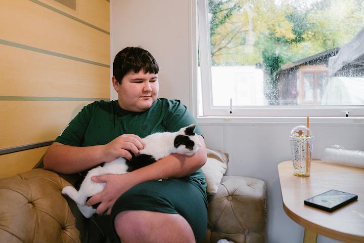 Comme sa famille, Djayzi décrit les armes braquées depuis l’hélicoptère et la descente d’agents avec une corde. Certains mentionnent les ordres qu’ils auraient entendus durant les deux heures d’intervention comme : « Faites un maximum de casse. »