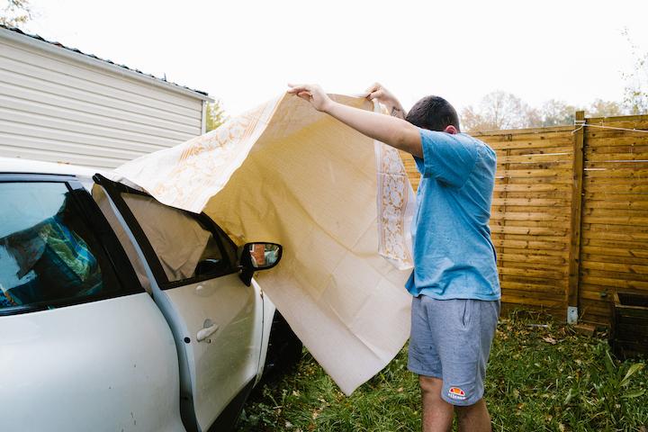 L'une des vitres de la voiture du grand frère de Kayser aurait été détruite par les policiers