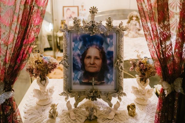 Un lieu de recueillement a été aménagé dans la chambre de Pauline, la femme de Raymond Gurême. Le cadre de cette dernière, qui a une grande importance pour la famille, a été abimé lors de l'intervention policière