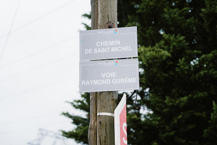 Pour rendre hommage au résistant, plusieurs panneaux indiquent la voie « Raymond Gurême ». Sans raison, les policiers ont dévissé au moins une de ces plaques lors de l'intervention