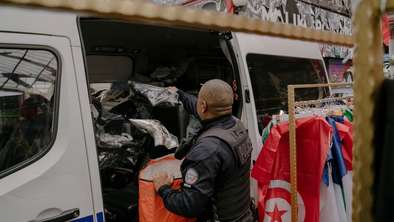 Aux puces de Clignancourt, des policiers ripoux accusés de racket à grande échelle