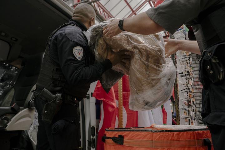 Aux puces de Clignancourt, des policiers de Saint-Ouen censés contrôler les « contrefacteurs » se serviraient allègrement dans les caisses.