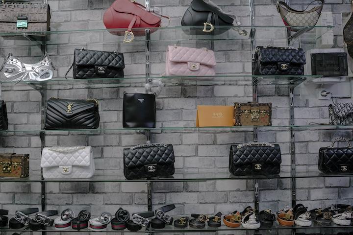 Sur les sept hectares du marché, deux mondes cohabitent. Les chineurs d’antiquaires croisent les petites bourses venues dégoter des produits contrefaits de luxe et de sportswear