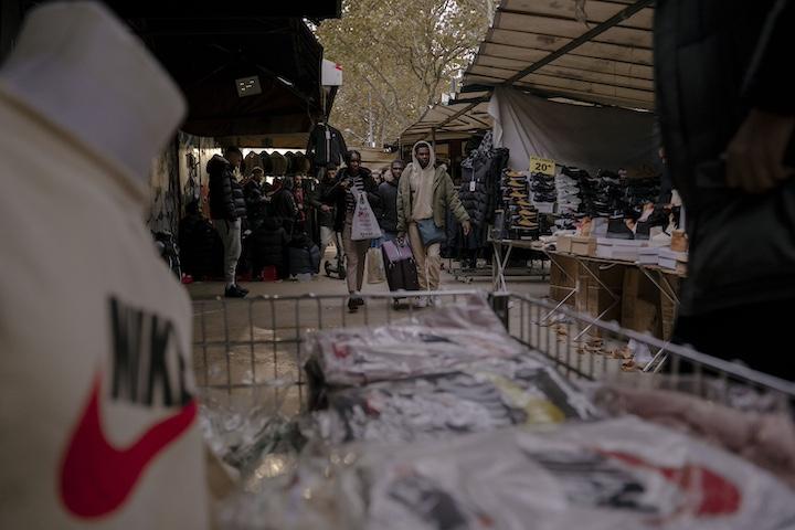 Aux puces de Clignancourt, des policiers sont accusés de racket à grande échelle