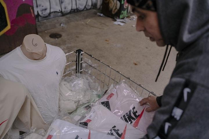 « On est la seule brigade en France qui s’occupe de la contrefaçon », affirme la brigadière