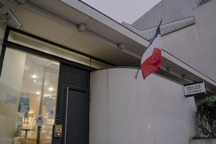 Une quinzaine de commerçants du marché de Saint-Ouen accusent la cheffe de la brigade chargée de lutte contre la contrefaçon et deux autres policiers de nombreux vols d’argent