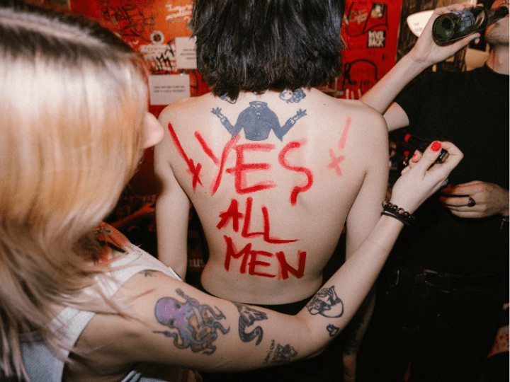 Tate a écrit dans le dos de Heather "Yes all men"