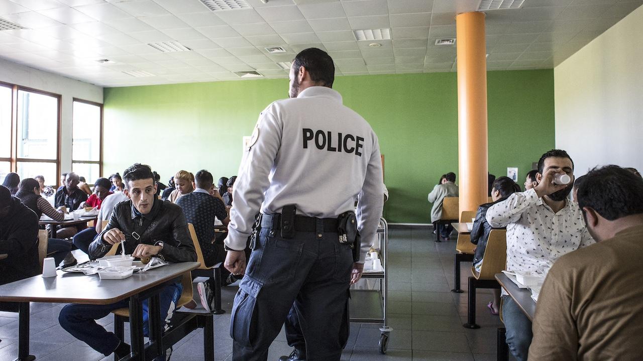 Un jeune Français injustement accusé de falsification placé en zone d’attente