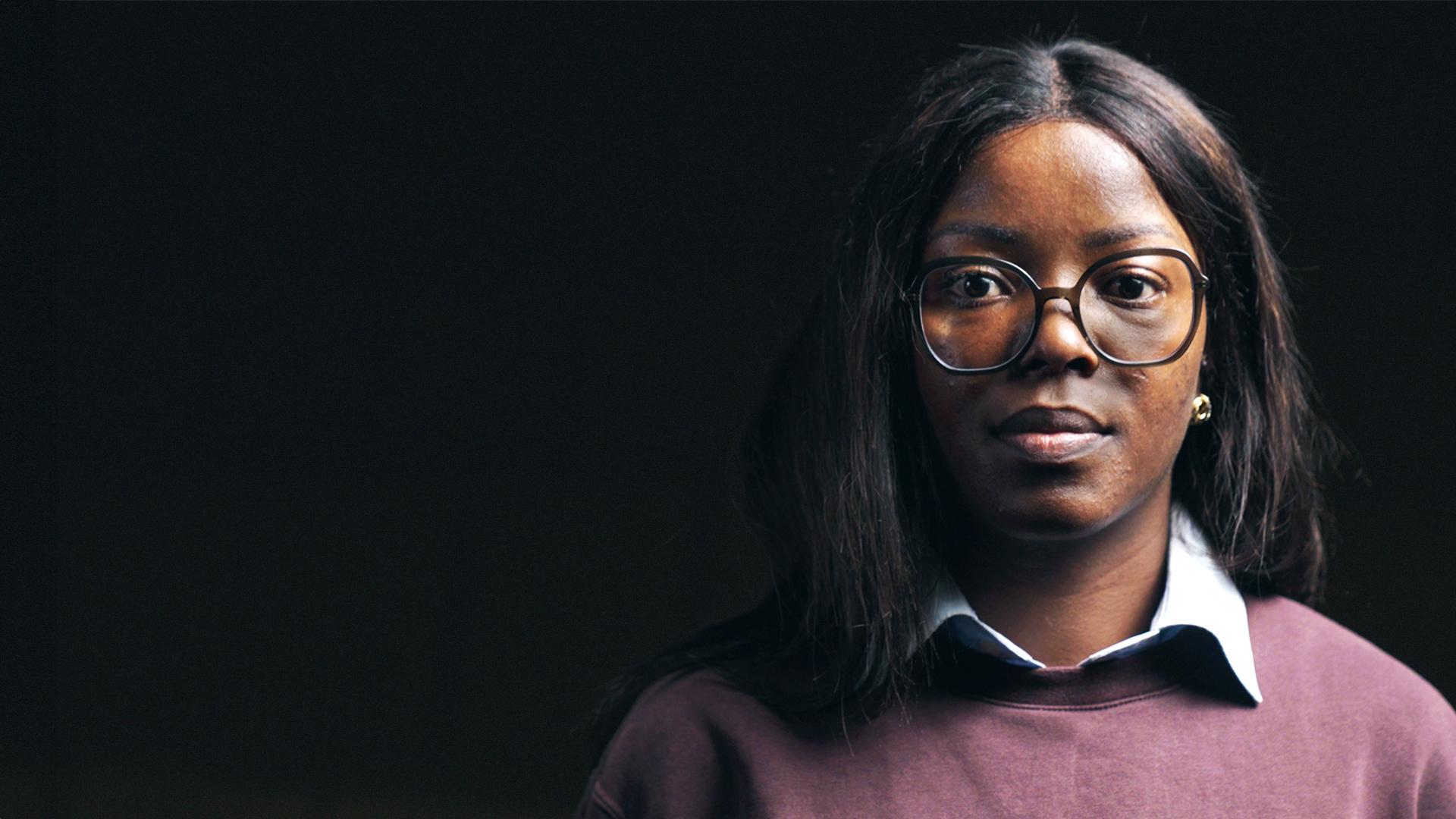 Après le meurtre de sa mère, elle élève seule ses deux petites soeurs