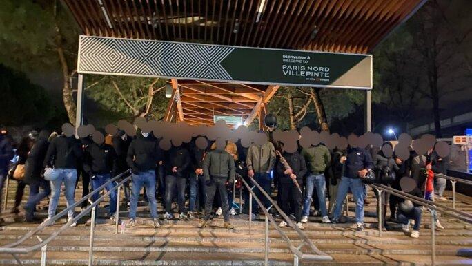 Les Zouaves posent devant le Parc des expositions