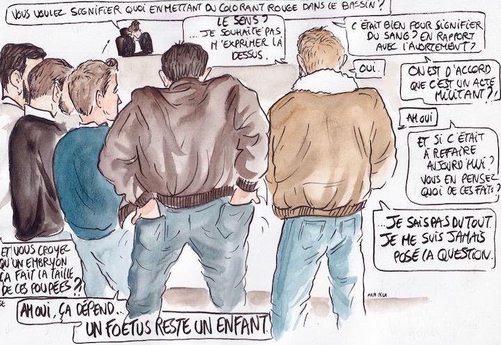 « Et vous croyez qu’un embryon, ça fait la taille de ces poupées ? », demande la magistrate. « Un foetus reste un enfant », lance un des prévenus, qui se frotte machinalement les fesses dans les poches arrière de son jean.